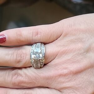 Elegant Silver and Clear Stone Ring
